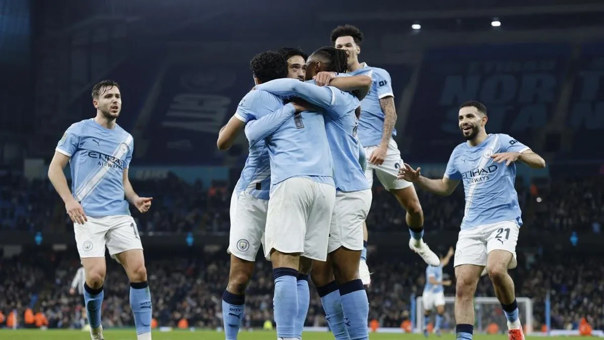 Etihad bergemuruh! Man City hancurkan Newcastle dan melaju ke Wembley. Final menanti, trofi jadi incaran.