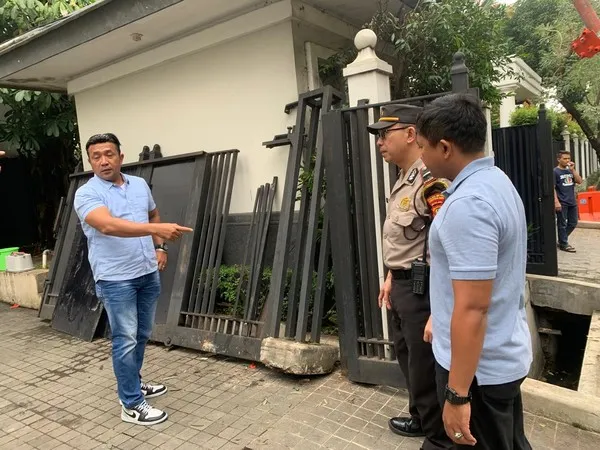 Seorang pengemudi mengantuk hingga mobil yang dikendarainya menabrak pagar kediaman Jusuf Kalla. Beruntung, tidak ada korban jiwa dalam insiden ini, namun pagar mengalami kerusakan.