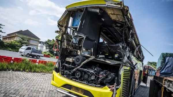 Polisi resmi menetapkan Dirut Bus Cahaya Trans sebagai tersangka atas kecelakaan maut di Tol Krapyak. Kasus ini tengah dalam penyelidikan lebih lanjut untuk mengungkap penyebab dan pertanggungjawaban hukum.