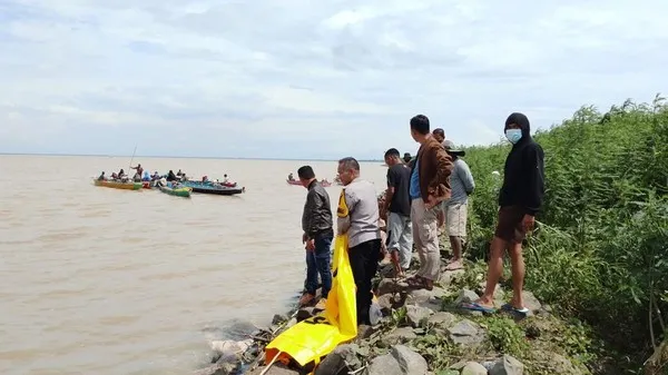 Penemuan mayat tanpa kepala di pesisir Danau Tempe, Wajo, Sulawesi Selatan, menggegerkan warga. Polisi masih menyelidiki identitas korban dan penyebab kematian.(foto/detik)
