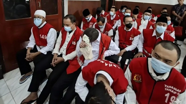 Sebanyak 34 pria menjalani sidang perdana terkait kasus dugaan pesta seks sesama jenis di Surabaya yang kini telah masuk tahap persidangan di pengadilan. Kasus ini menjadi perhatian publik dan masih dalam proses hukum