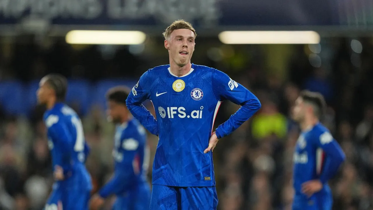 Chelsea kembali menelan kekalahan telak usai dibantai Everton 0-3. Beto tampil gemilang dengan dua gol, sementara Iliman Ndiaye melengkapi penderitaan The Blues. Hasil ini membuat Chelsea tertahan di posisi enam, sedangkan Everton semakin mendekati papan atas.