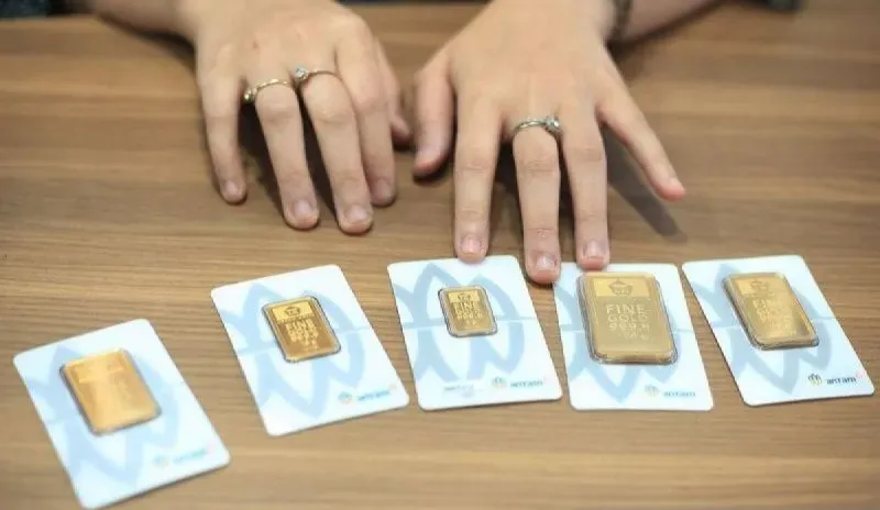 Harga emas Antam produksi PT Aneka Tambang Tbk anjlok Rp50.000 menjadi Rp2,843 juta per gram pada Senin (23/3). Penurunan ini juga diikuti harga buyback yang turun ke Rp2,56 juta per gram, seiring pergerakan pasar emas global.