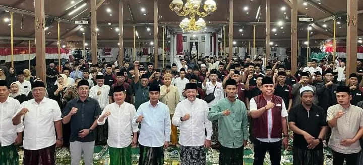 Foto bersama ratusan Pemuda usai diskusi bersama Bupati-Wakil Bupati Bangkalan di Pendopo Agung Bangkalan, Rabu 17 Maret 2026 (Foto/Istimewa)