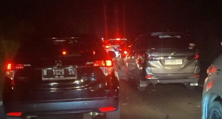 Kendaraan Mengular, Arus Balik di Sampang–Bangkalan Padat Mengular (Ilustrasi)