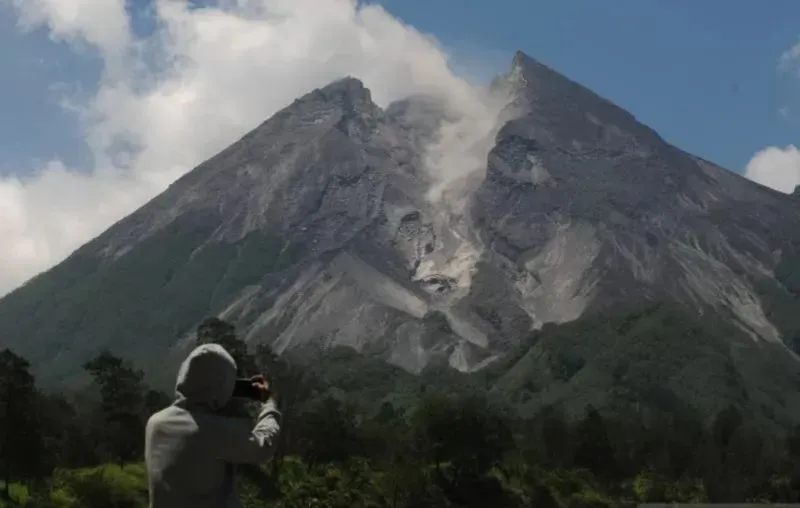 Awan Panas Guguran Dua Kali Luncur dari Gunung Merapi, Jarak Maksimum 1,6 Km .