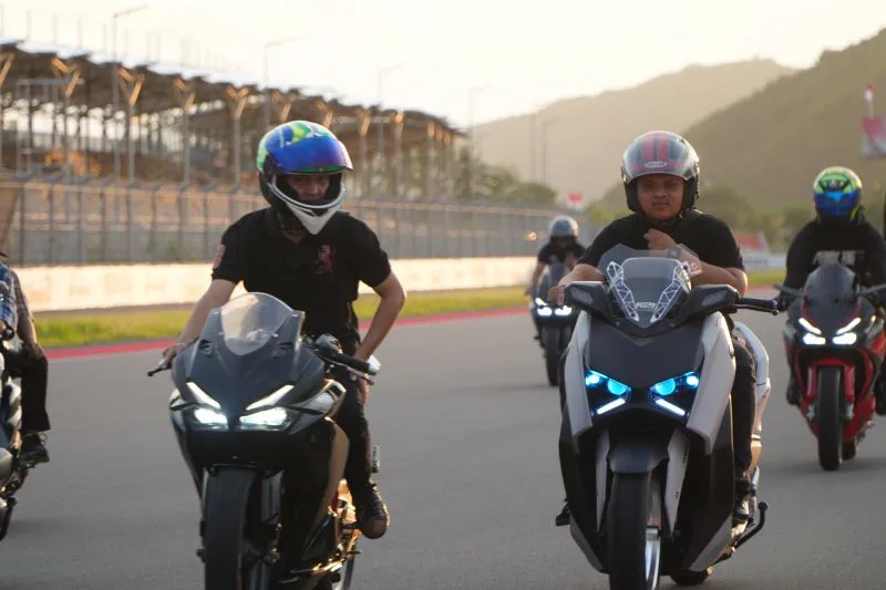 Sirkuit Mandalika kembali dibuka untuk umum jelang libur Lebaran 2026, menghadirkan berbagai aktivitas seru bagi wisatawan di kawasan The Mandalika, Lombok, Nusa Tenggara Barat.