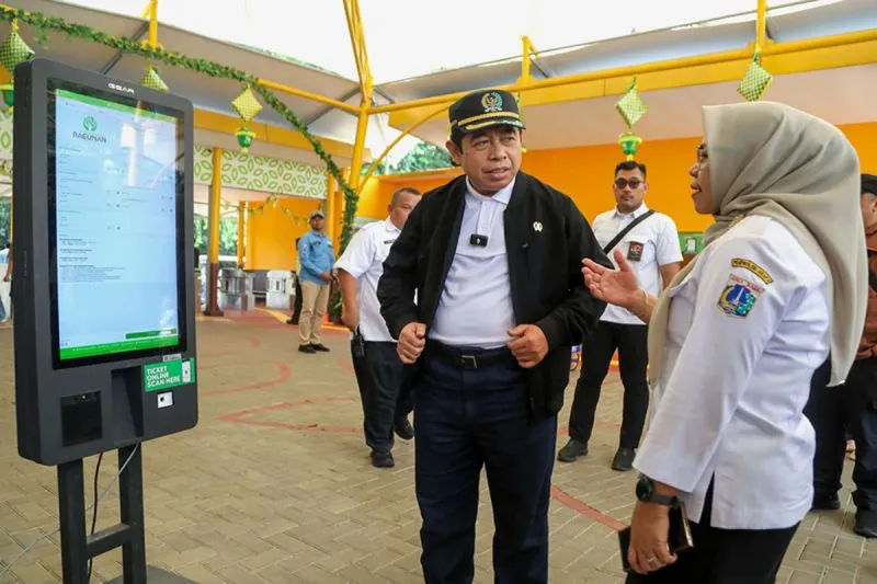 Ketua DPRD DKI Jakarta Khoirudin mengapresiasi kebersihan dan keamanan Taman Margasatwa Ragunan yang tetap terjaga meski dipadati pengunjung, sehingga memberi kenyamanan bagi warga saat libur Lebaran 2026.