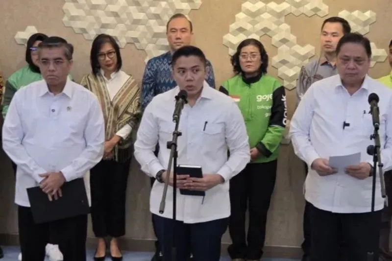 Teddy Indra Wijaya memastikan THR bagi ASN, TNI-Polri, dan pensiunan cair 100 persen sebagai bentuk komitmen pemerintah meningkatkan kesejahteraan menjelang Lebaran 2026.