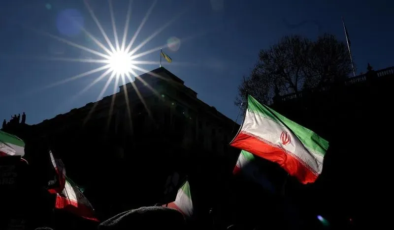 Iran dinilai berada di posisi lebih kuat dalam konflik melawan AS dan Israel. Strategi perang cepat yang diharapkan justru tak berjalan sesuai rencana, sementara ketahanan politik dan militer Iran tetap kokoh di tengah gempuran.