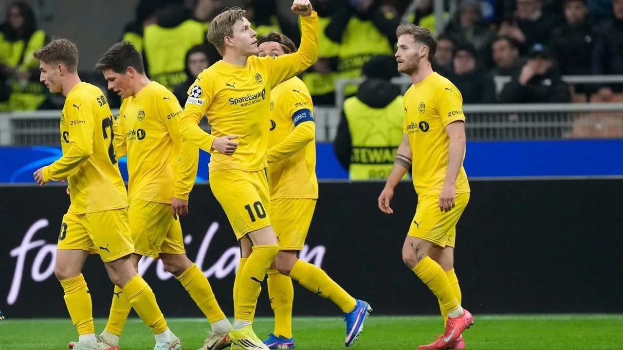 Pemain Bodø/Glimt merayakan gol saat menghadapi Sporting CP pada leg pertama babak 16 besar UEFA Champions League di Aspmyra Stadion, Bodø, Norwegia. Bodø/Glimt menang telak 3-0 lewat gol Sondre Brunstad Fet, Ole Didrik Blomberg, dan Kasper Høgh.
