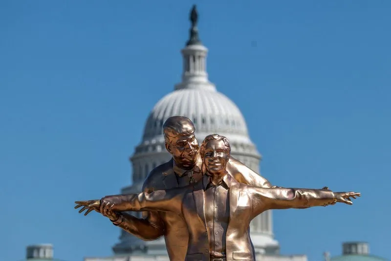 Patung Trump–Epstein Pose Titanic Muncul di National Mall, Tulisan Plakatnya Bikin Geger.