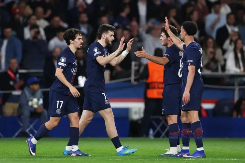 PSG tampil dominan dan menaklukkan Liverpool 2-0 di Parc des Princes lewat gol Desire Doue dan Khvicha Kvaratskhelia, membuka peluang besar lolos ke semifinal Liga Champions.