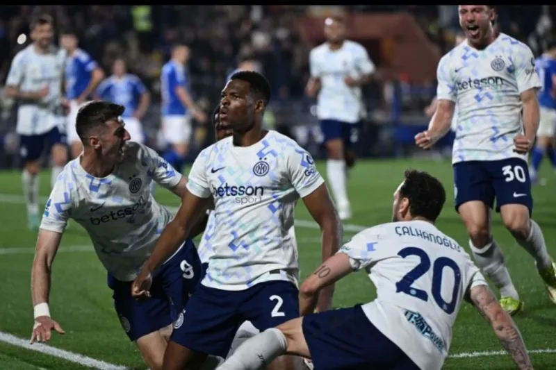 Inter Milan meraih kemenangan dramatis 4-3 atas Como 1907 dan semakin dekat mengunci gelar Serie A musim ini.