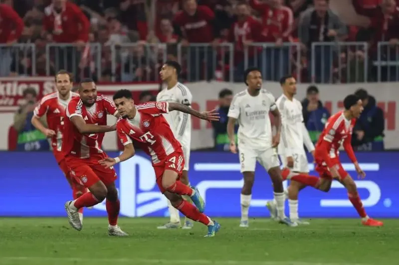 Bayern Muenchen tampil dramatis untuk menyingkirkan Real Madrid dengan skor 4-3 dan memastikan tiket semifinal Liga Champions usai unggul agregat 6-4.