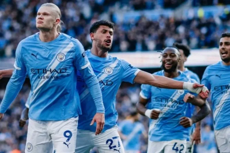 Manchester City menang 2-1 atas Arsenal dalam laga krusial, menjaga tekanan dalam perburuan gelar Premier League musim ini.