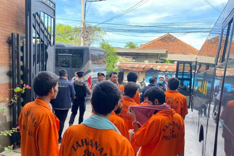 Sebanyak 35 WNA asal India tersangka kasus judi daring resmi dilimpahkan Polda Bali ke Kejari Denpasar setelah berkas dinyatakan lengkap (P-21), menandai babak baru penegakan hukum terhadap jaringan judi online internasional.