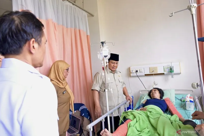 Presiden Prabowo Subianto menjenguk korban kecelakaan KA Argo Bromo Anggrek dan Commuter Line yang dirawat di RSUD Bekasi serta memastikan penanganan berjalan maksimal.