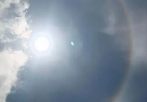 Langit Sampang Dihiasi  Matahari Bercincin, BMKG Ungkap Penyebabnya (Ilustrasi)