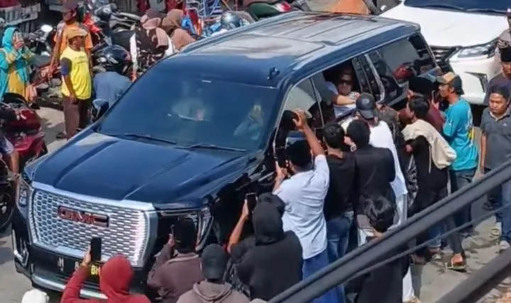 Warga Blega Bangkalan Sambut Kedatangan H. her Usai Dari Kantor KPK (Ilustrasi)