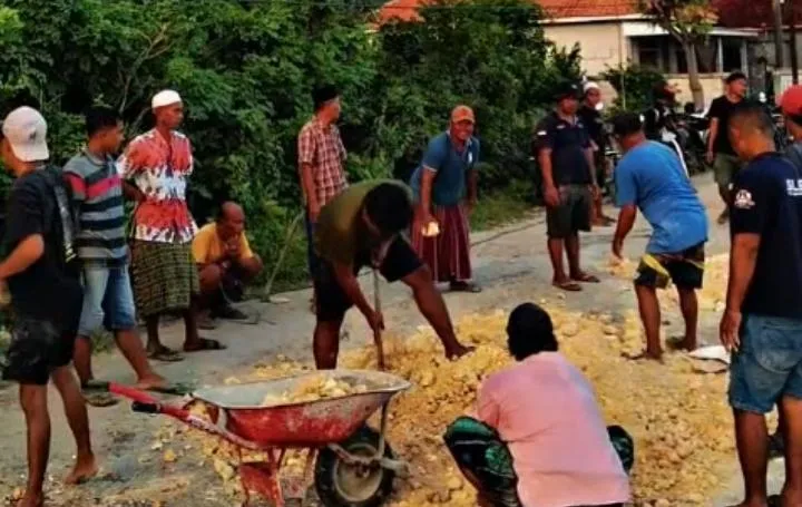 Ketika Rakyat Sudah Muak: Inisiatif komunitas SLS Tambal Jalan Lintas Selatan (Ilustrasi)