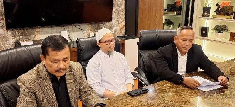 Kuasa hukum korban saat memberikan keterangan kepada media terkait laporan dugaan pelecehan terhadap lima santri (foto/antara)