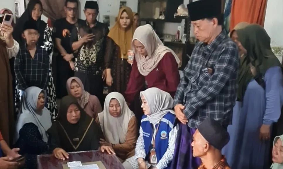 Suasana haru menyelimuti rumah duka di Bangkalan saat jenazah PMI Muhammad Umron Fadhil tiba dari Taiwan (Foto/Istimewa)