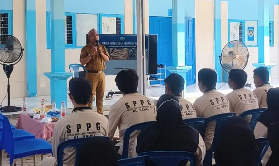 Petugas Dinas Kesehatan (Dinkes) Bangkalan melakukan pengecekan sampel makanan dan air serta memberikan bimbingan teknis keamanan pangan di Dapur MBG Al Bahri Katol Barat 02, Kecamatan Geger, sebagai upaya memastikan standar higiene dan kualitas gizi terpenuhi (foto/Istimewa)