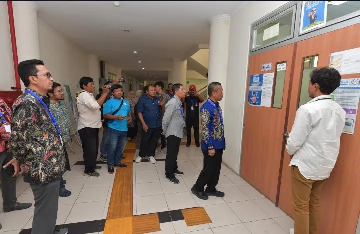 Rektor UTM, Prof. Dr. Syafi, meninjau langsung pelaksanaan UTBK SNBT 2026 di ruang laboratorium komputer untuk memastikan ujian berjalan lancar dan tertib (Foto/Syah)