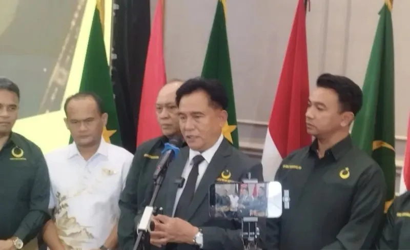 Menteri Koordinator Bidang Hukum, HAM, Imigrasi, dan Pemasyarakatan Yusril Ihza Mahendra mengusulkan ambang batas parlemen ditentukan berdasarkan jumlah komisi di DPR RI, yakni minimal 13 kursi bagi partai politik untuk dapat membentuk fraksi. Usulan ini dinilai sebagai solusi menjaga representasi suara rakyat dalam sistem pemilu proporsional.