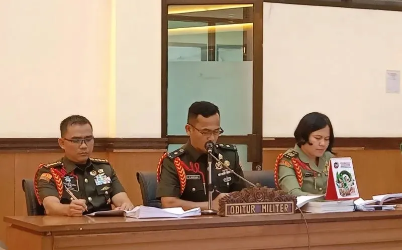 Tiga prajurit Tentara Nasional Indonesia Angkatan Darat didakwa pembunuhan berencana terhadap kacab bank MIP dalam sidang perdana di Pengadilan Militer II-08 Jakarta.