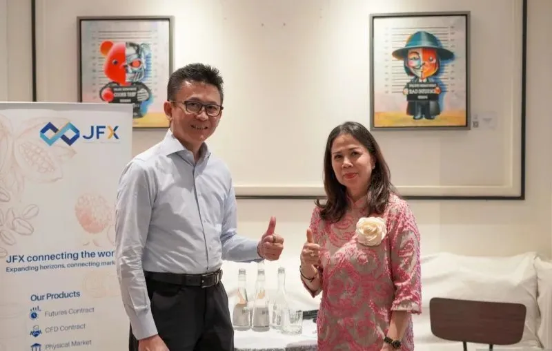 Dirut JFX Yazid Kanca Surya menjelaskan harga emas tidak selalu naik saat konflik global karena tekanan likuiditas untuk kebutuhan energi, yang mendorong negara menjual cadangan emas ke pasar.