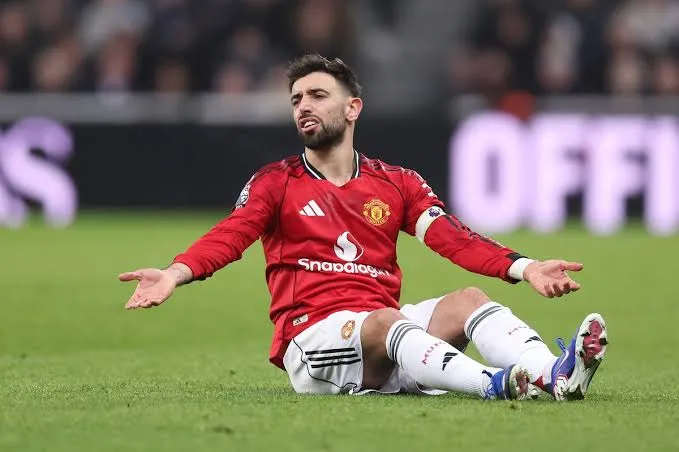 Manchester United harus mengakui keunggulan Leeds United 1-2 di Old Trafford. Dua gol Noah Okafor jadi penentu kemenangan tim tamu, meski MU sempat memperkecil lewat Casemiro.