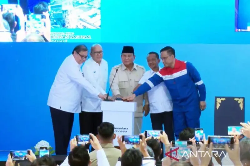 Presiden Prabowo Subianto memulai pembangunan 13 Proyek Strategis Nasional hilirisasi tahap II senilai Rp116 triliun yang tersebar dari Sumatera hingga Papua. Proyek ini diharapkan mendorong pemerataan ekonomi, meningkatkan nilai tambah sumber daya alam, serta memperkuat daya saing Indonesia di tingkat global.