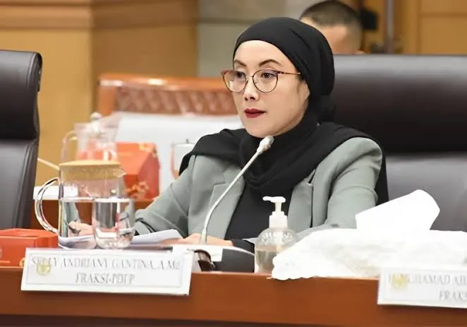 DPR minta UI utamakan korban dalam kasus pelecehan daring ⚖️ Selly Andriany Gantina tegaskan, keadilan tak boleh kalah demi reputasi. Pelaku harus diproses, korban wajib dilindungi.