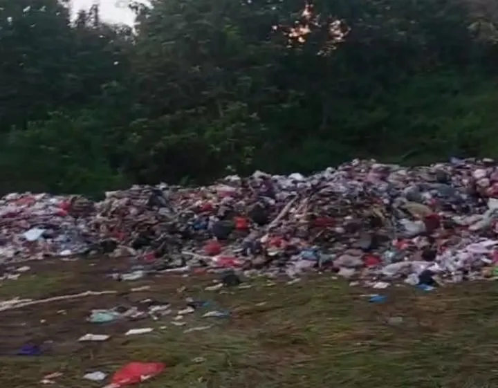 Ditolak warga, Tumpukan sampah terlihat berserakan di lahan proyek Islamic Science Park di Desa Sukolilo Barat