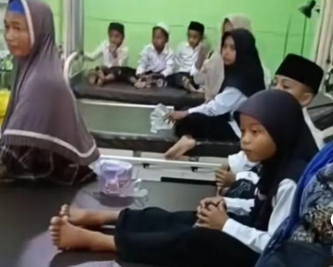 Sejumlah siswa saat dirawat di Puskesmas Kokop (Dok. Istimewa)