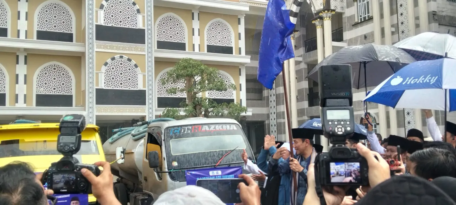 AHY Salurkan Bantuan Air Bersih dan Bentor Pengangkut Sampah di Madura (Ilustrasi)